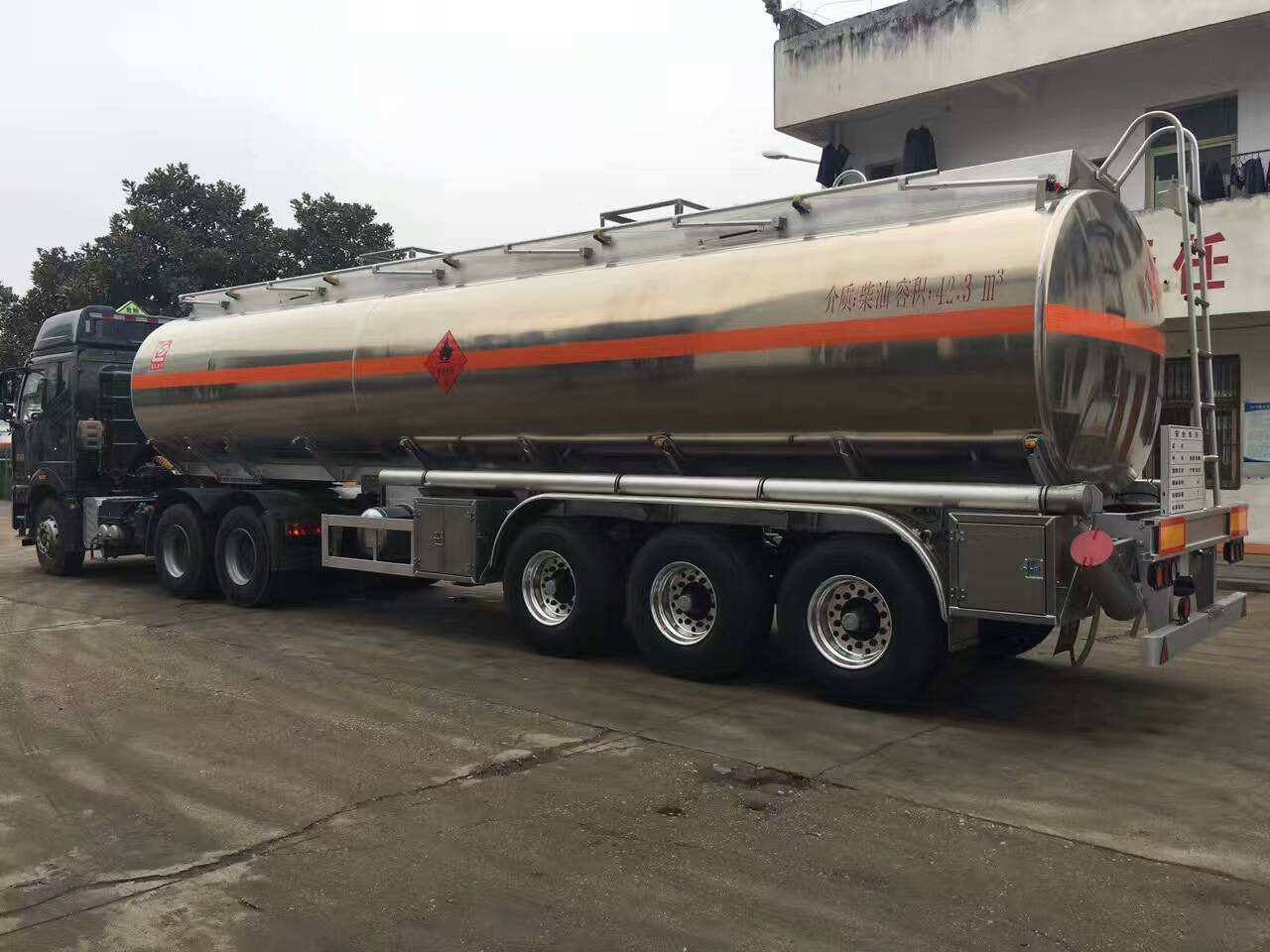 东风145铝合金加油车_青海铝合金油罐车