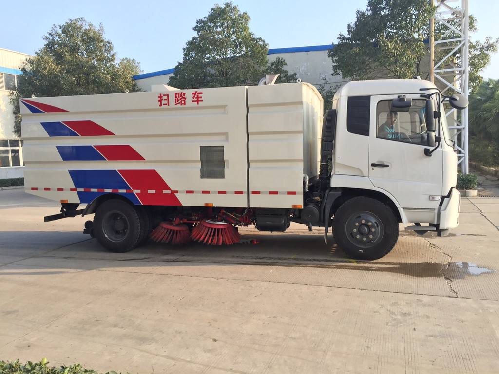 吸尘扫路车_东风大型街道清扫车价格_大型道路清扫车