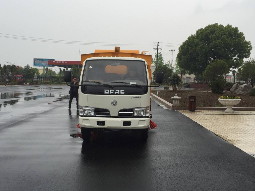 水泥厂路面清扫车_小型道路清扫车报价