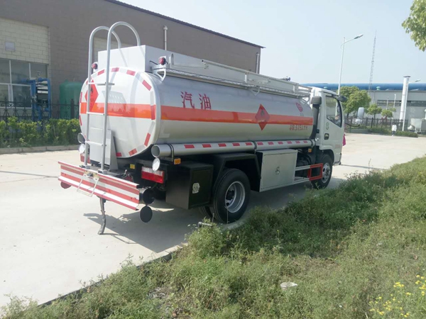 厂家2吨油槽车_小型加油车厂家