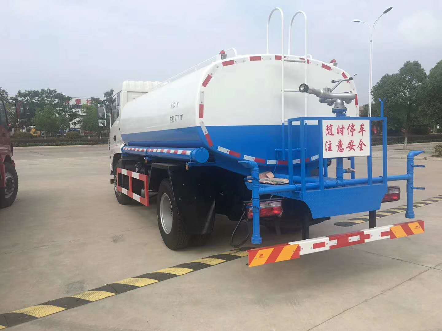 5方绿化东风洒水车