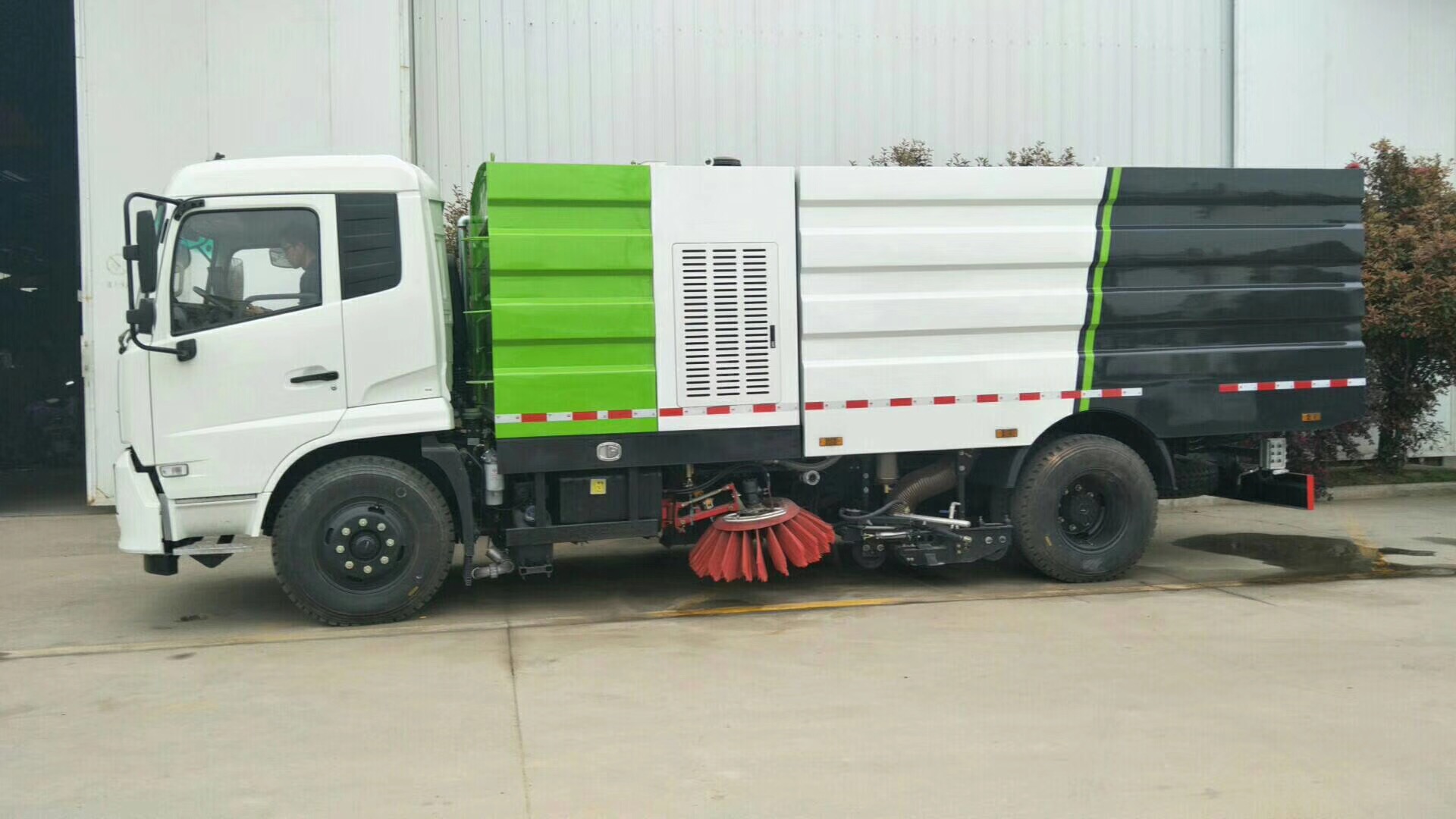 柴油汽车扫地车_煤矿扫路车