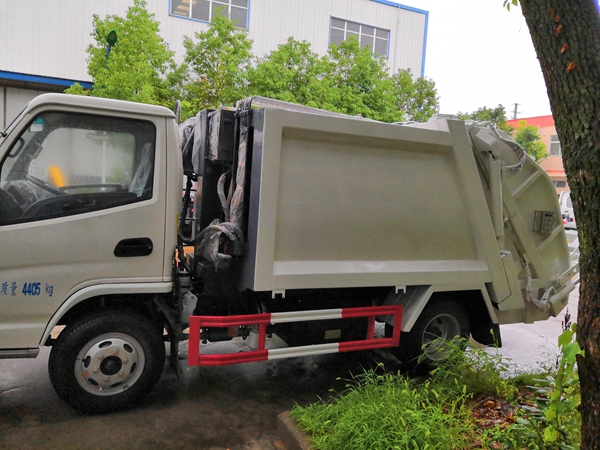 东风福瑞卡压缩垃圾车,压缩垃圾清运车av