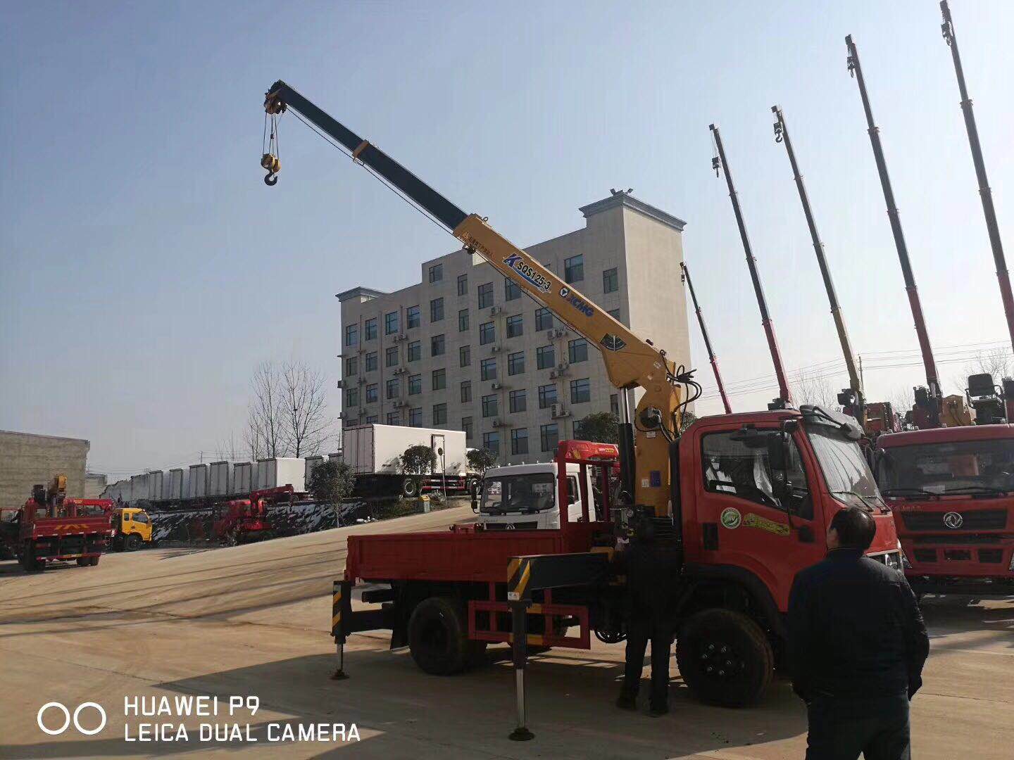 黑河市小型随车吊照片_随车吊平板车