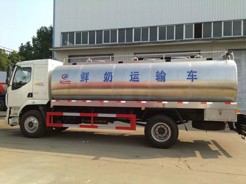 8吨东风饮用水运输车_上户奶罐车厂家