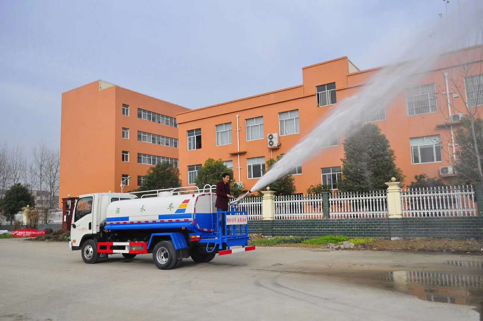 东风多利卡洒水车_洒水车降尘冲洗功能强大