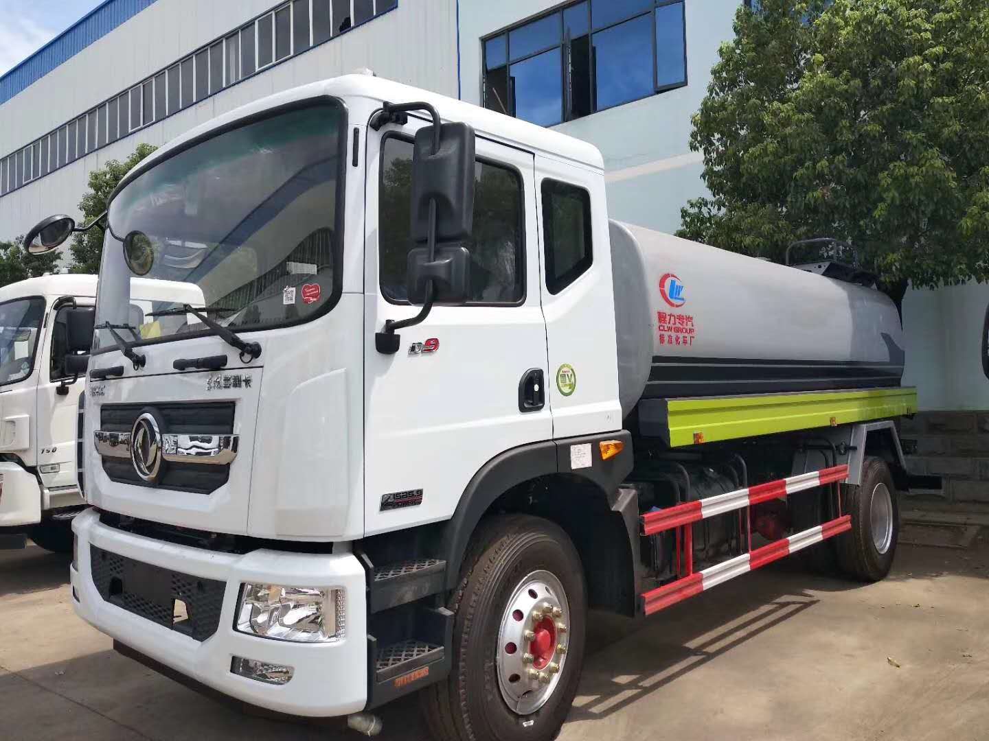 神农架林区东风D915方洒水车_10吨洒水车价格