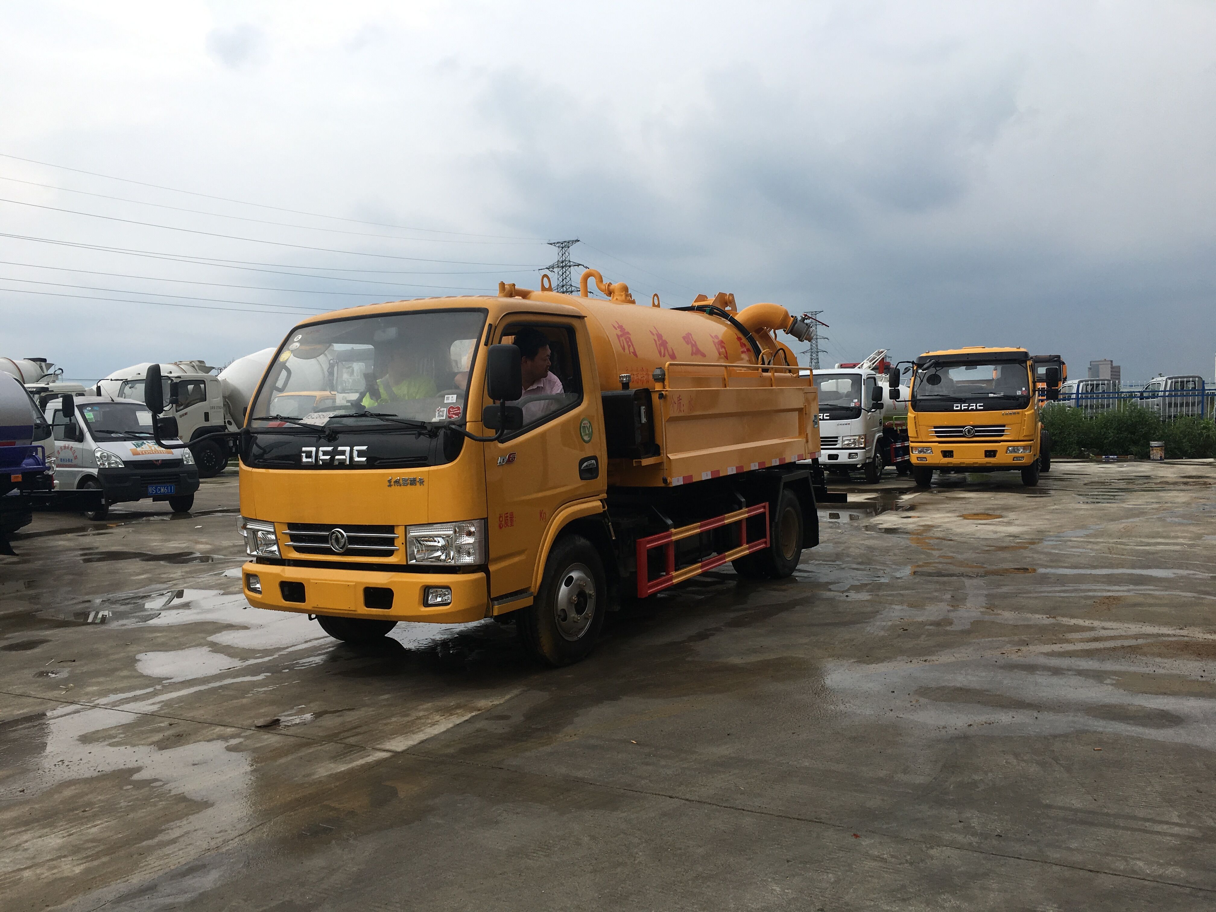 湖北真空清洗吸污车价格_锦州吸污车高压清洗车_清洗清洗吸污车上