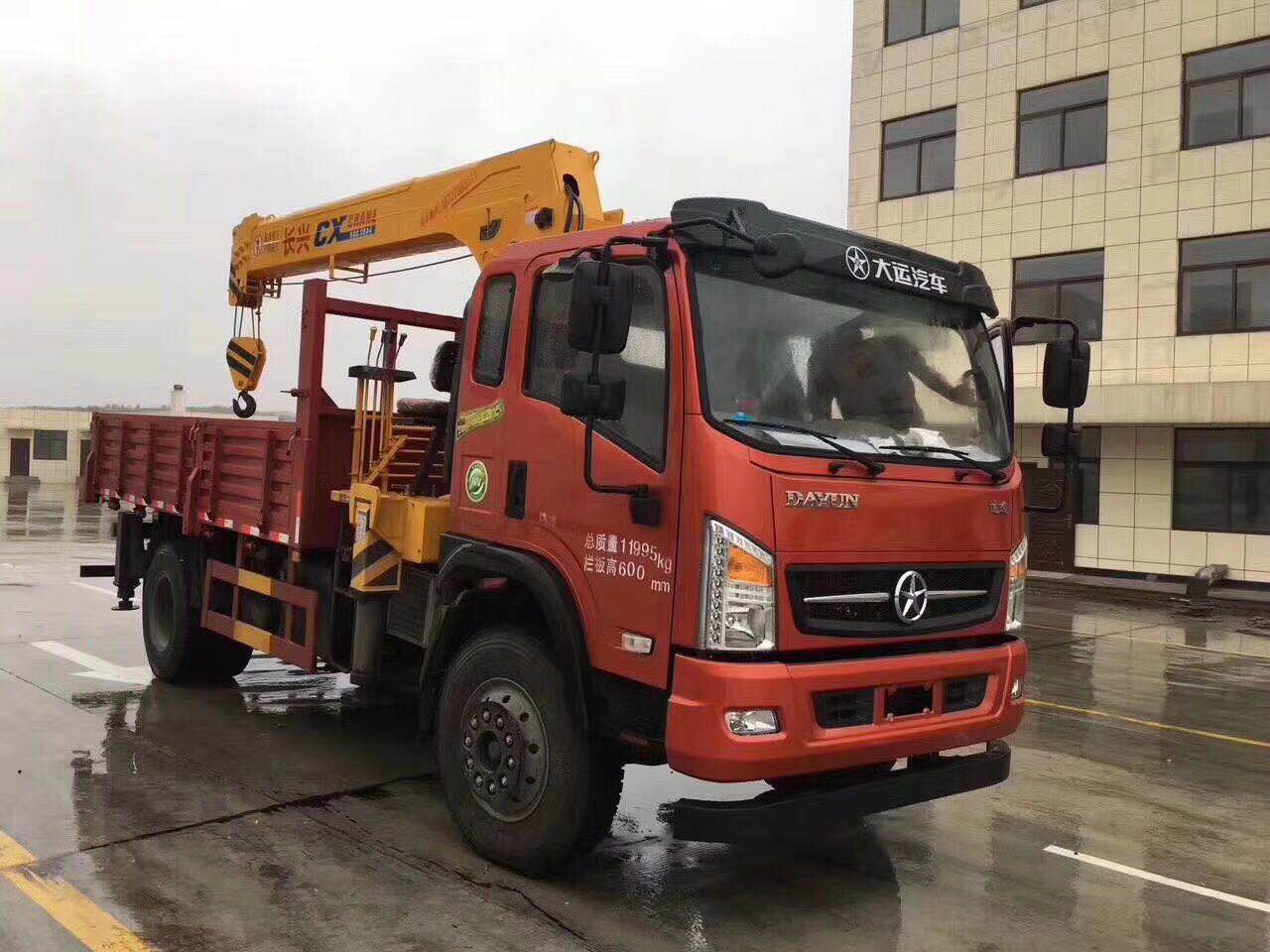 上饶市随车吊二手车，双排座随车吊运输车