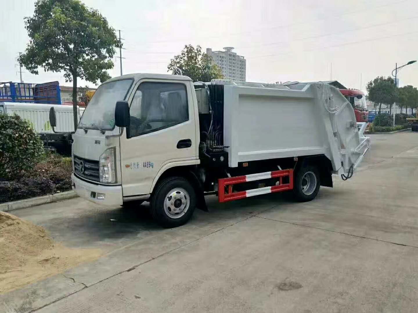 宜宾市出售大型压缩式垃圾车现车_4方压缩式垃圾车现车哪里有卖