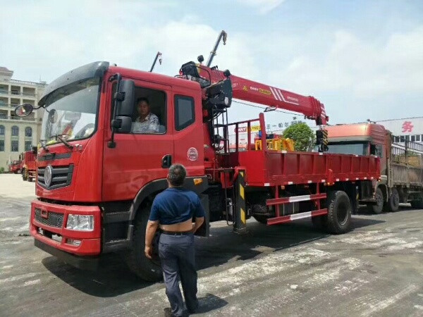 固原地区随车起重运输车4驱吊机多少钱_随车吊车家