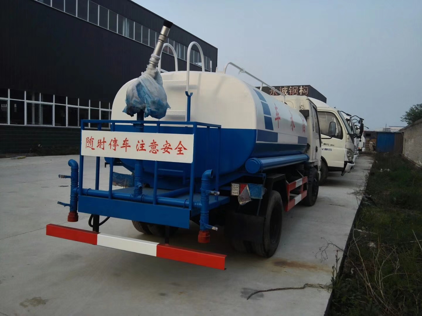 东风洒水车价_工程建筑水罐车