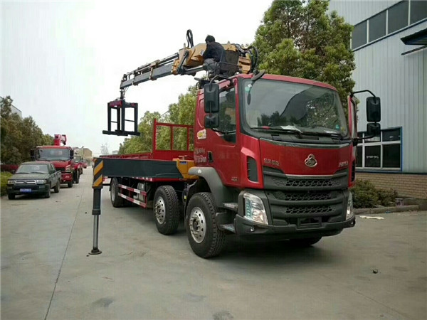 固原地区配三一吊机的东风随车吊_随车吊配5吨吊机带自卸蓝牌随车吊