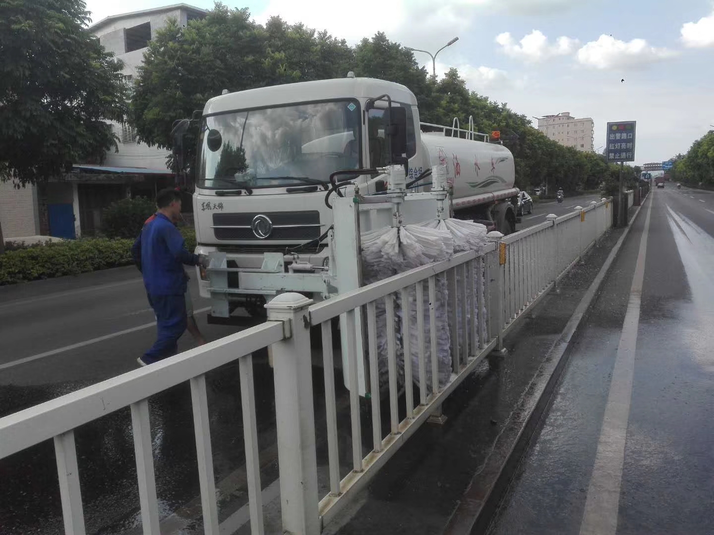 许昌市5吨护栏清洗车销售价格_道路护栏清洗车