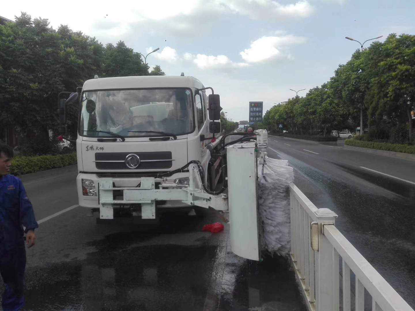 许昌市5吨护栏清洗车销售价格_道路护栏清洗车