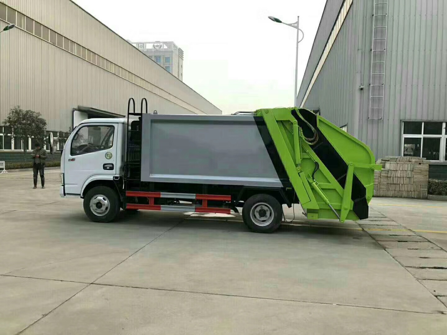 开封市东风垃圾车_南京航天压缩垃圾车