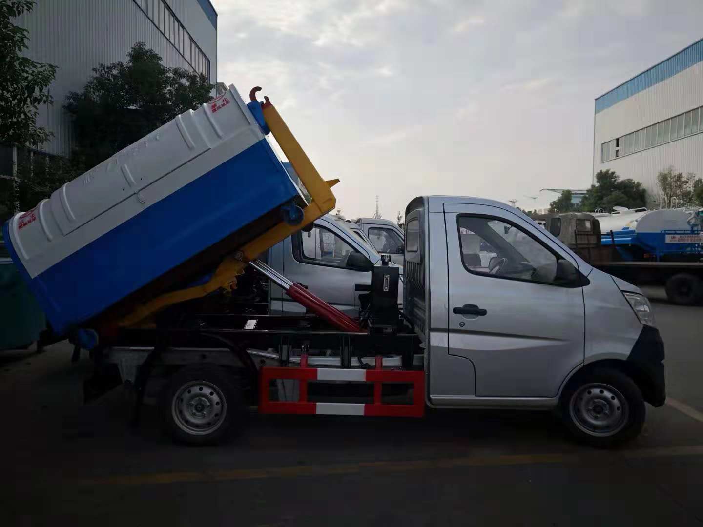 4吨拉臂式垃圾车销售电话_8吨压缩式垃圾车配置