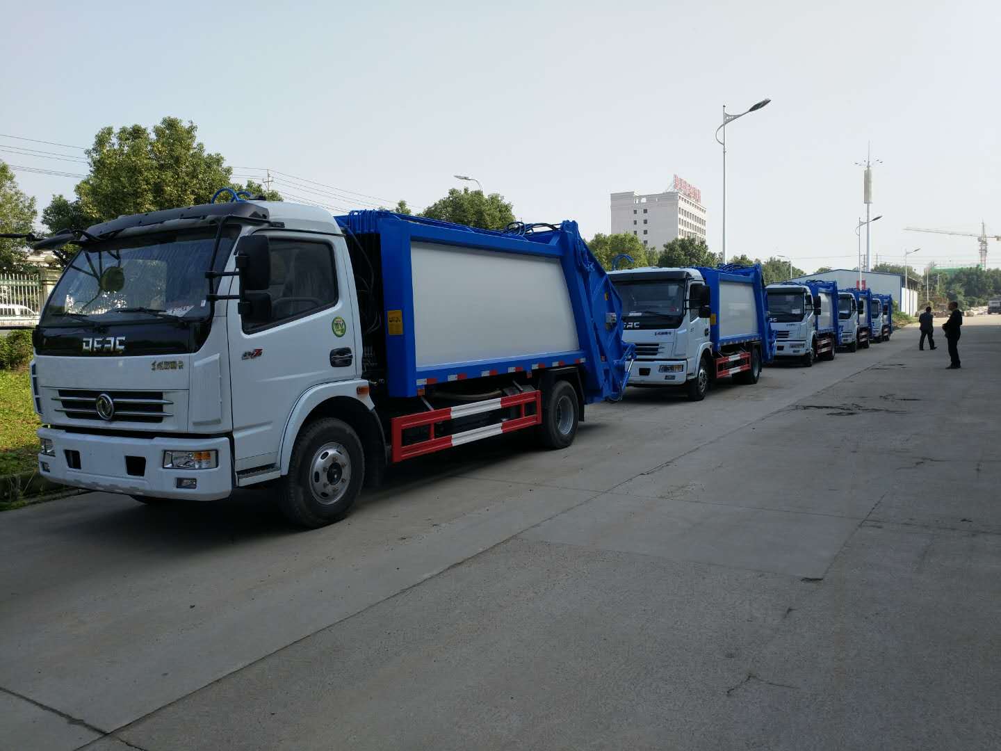 庆阳地区8吨垃圾压缩车出售_东风桶装垃圾运输车