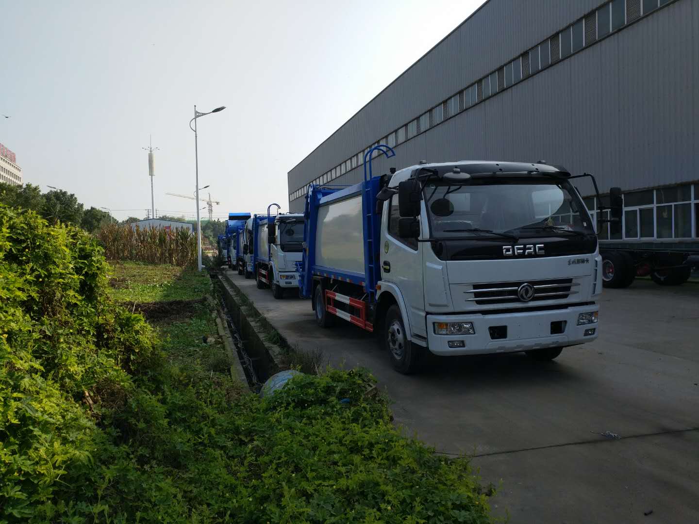 庆阳地区8吨垃圾压缩车出售_东风桶装垃圾运输车