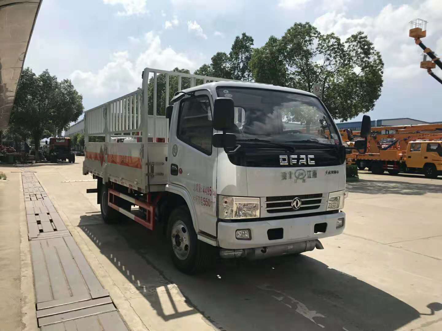 供应危险品运输车_液化气钢瓶运输车