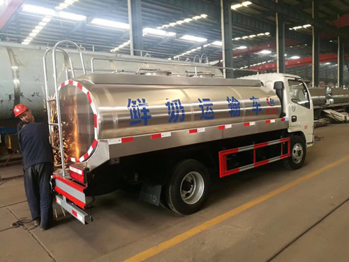 5吨东风液态食品运输车报价_小三轴奶罐车图片