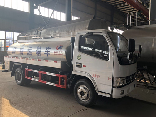 5吨东风液态食品运输车报价_小三轴奶罐车图片