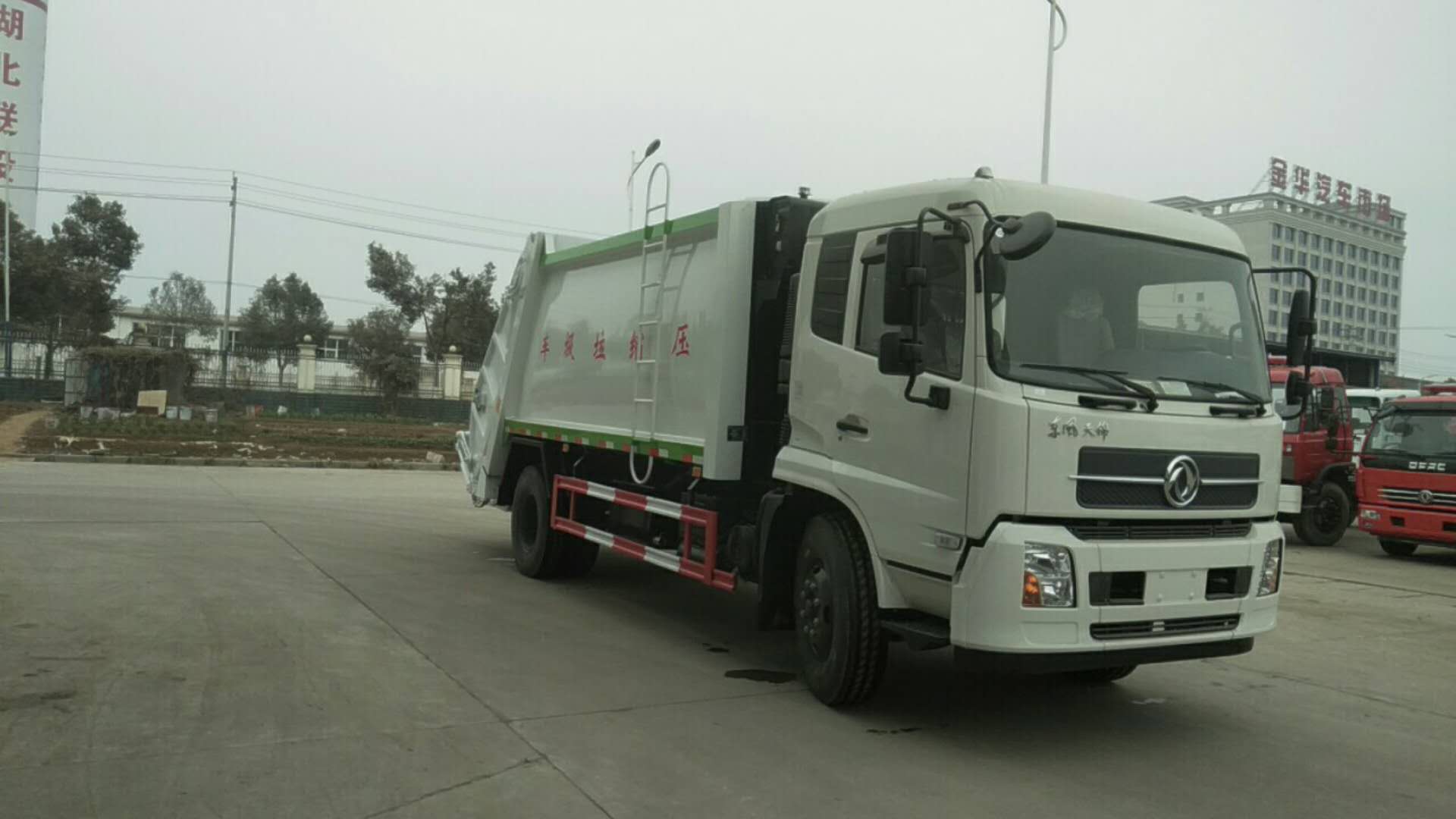 贵港市清运垃圾多少钱一车_庆铃压缩式垃圾车