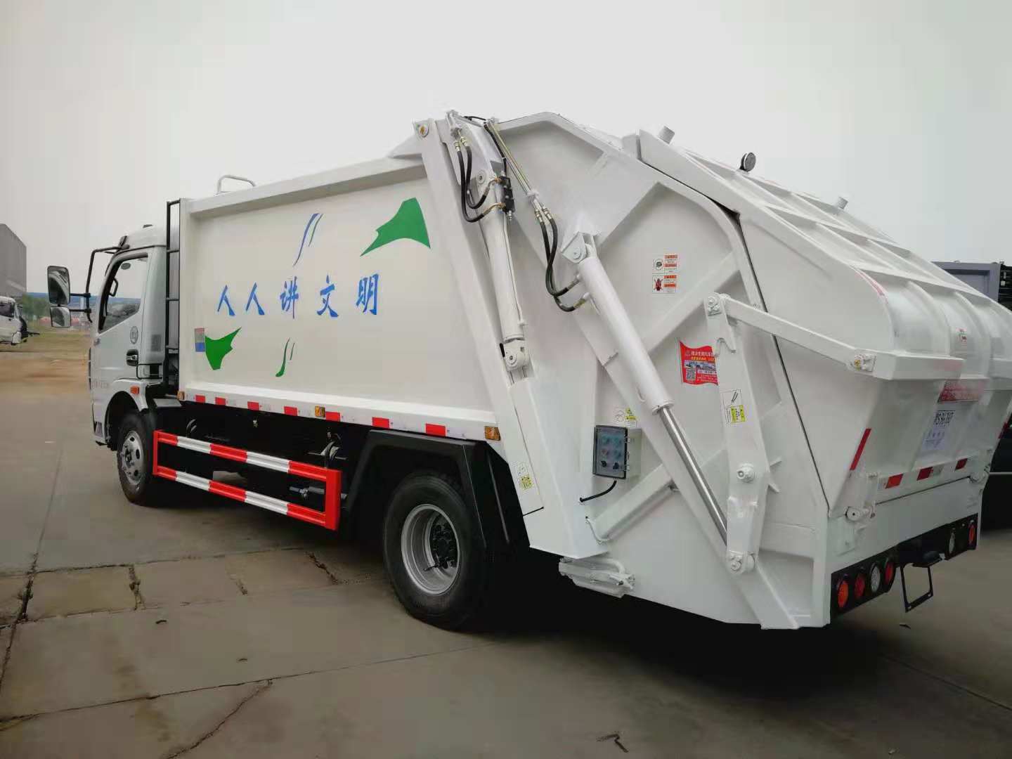 5吨东风压缩垃圾车便宜多少钱_十吨餐厨垃圾车