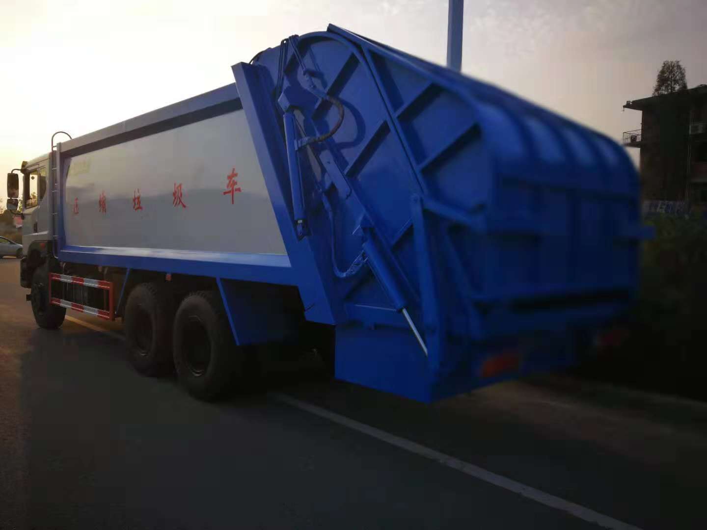5吨东风压缩垃圾车便宜多少钱_十吨餐厨垃圾车