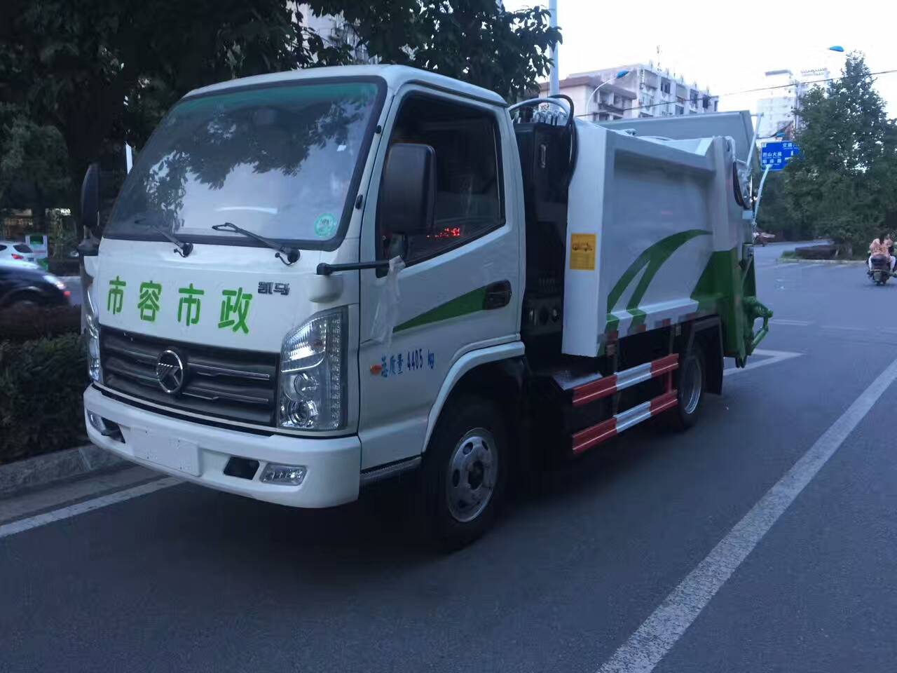 餐厨垃圾回收车_收运垃圾车_东风餐厨垃圾车