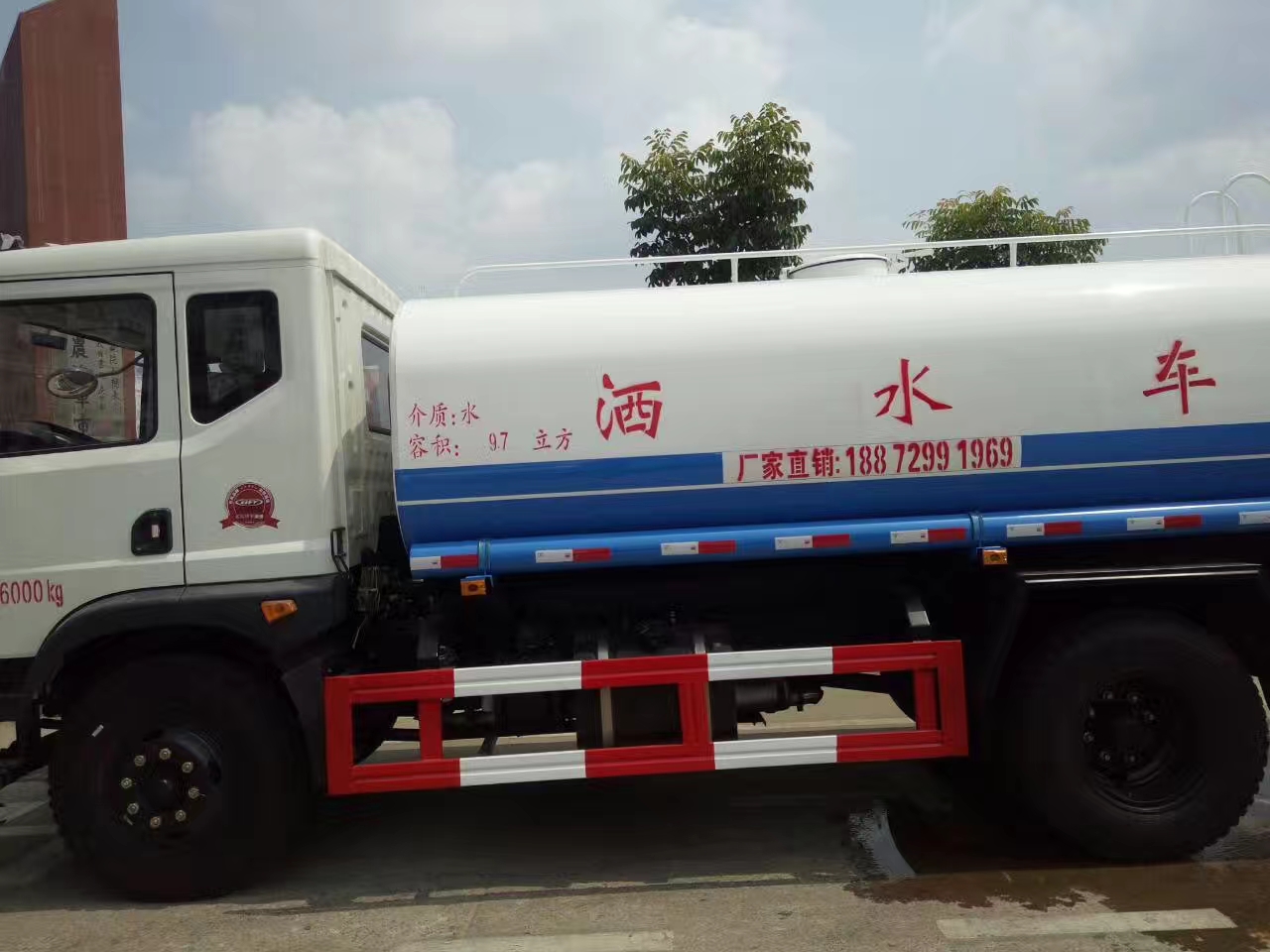 大运洒水车图片_多功能绿化环保洒水车