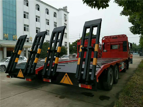 沈阳市15吨平板拖车价格_程力挖机平板车图片