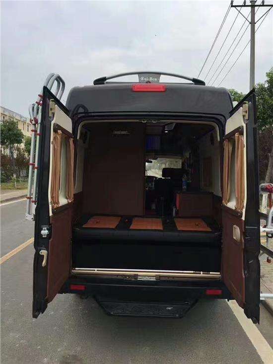 6人旅居车高清图片_大通rv80b型房车价格