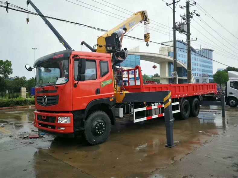 萍乡市随车吊洒水车油罐车_国五11吨随车吊价格