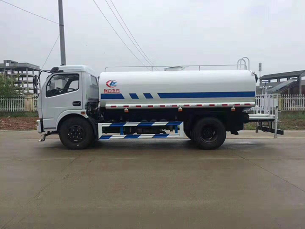 8t洒水车_东风多利卡八方绿化喷洒车