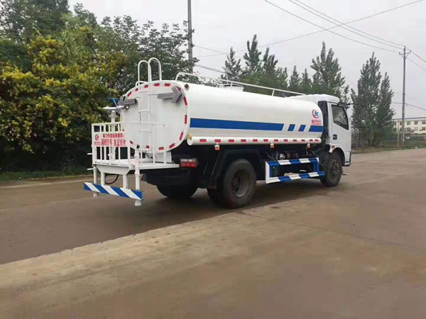 喷雾洒水车价格_东风多利卡八方洒水车