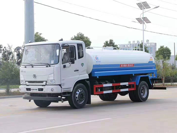 15吨东风天锦洒水车_东风运水车