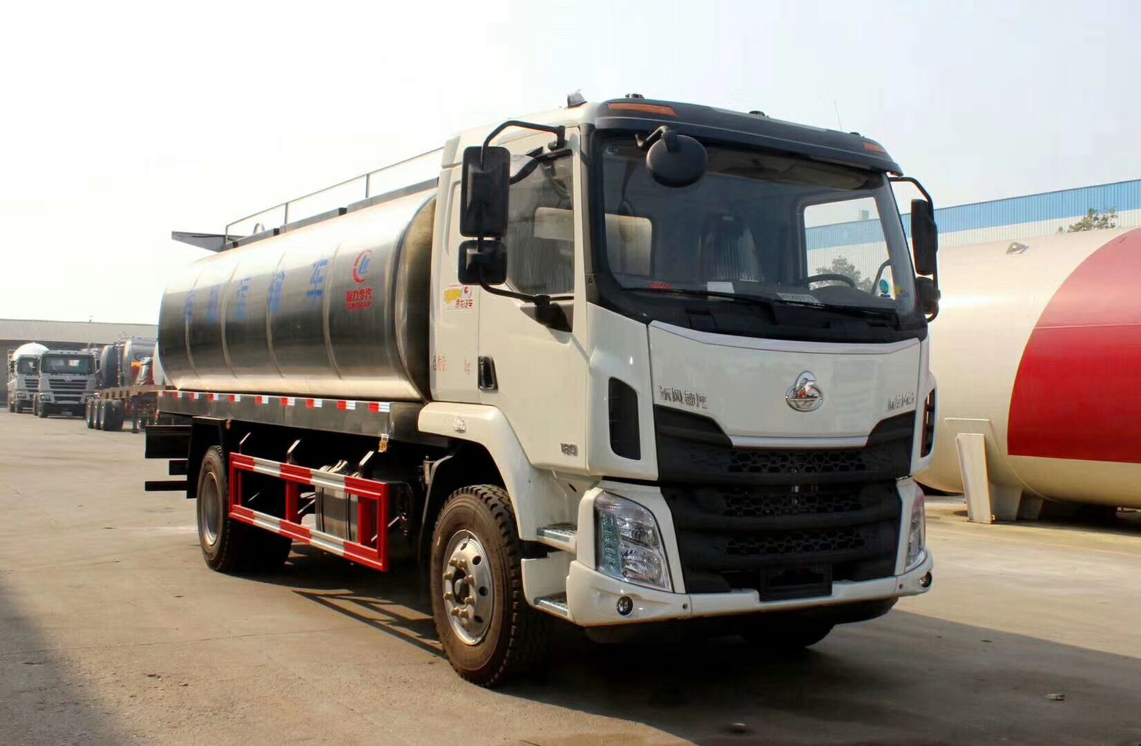 海东地区东风大多利卡8吨奶罐车特卖_东风鲜奶运输车