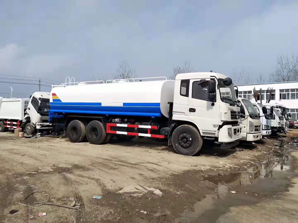 二十方后八轮东风专底洒水车_矿山洒水车