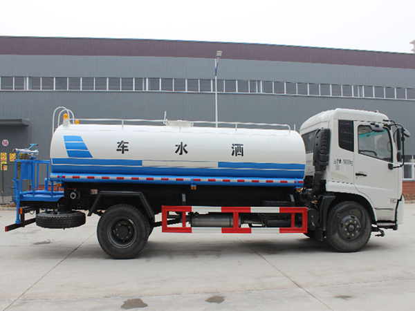 15吨东风天锦洒水车_轻型洒水车