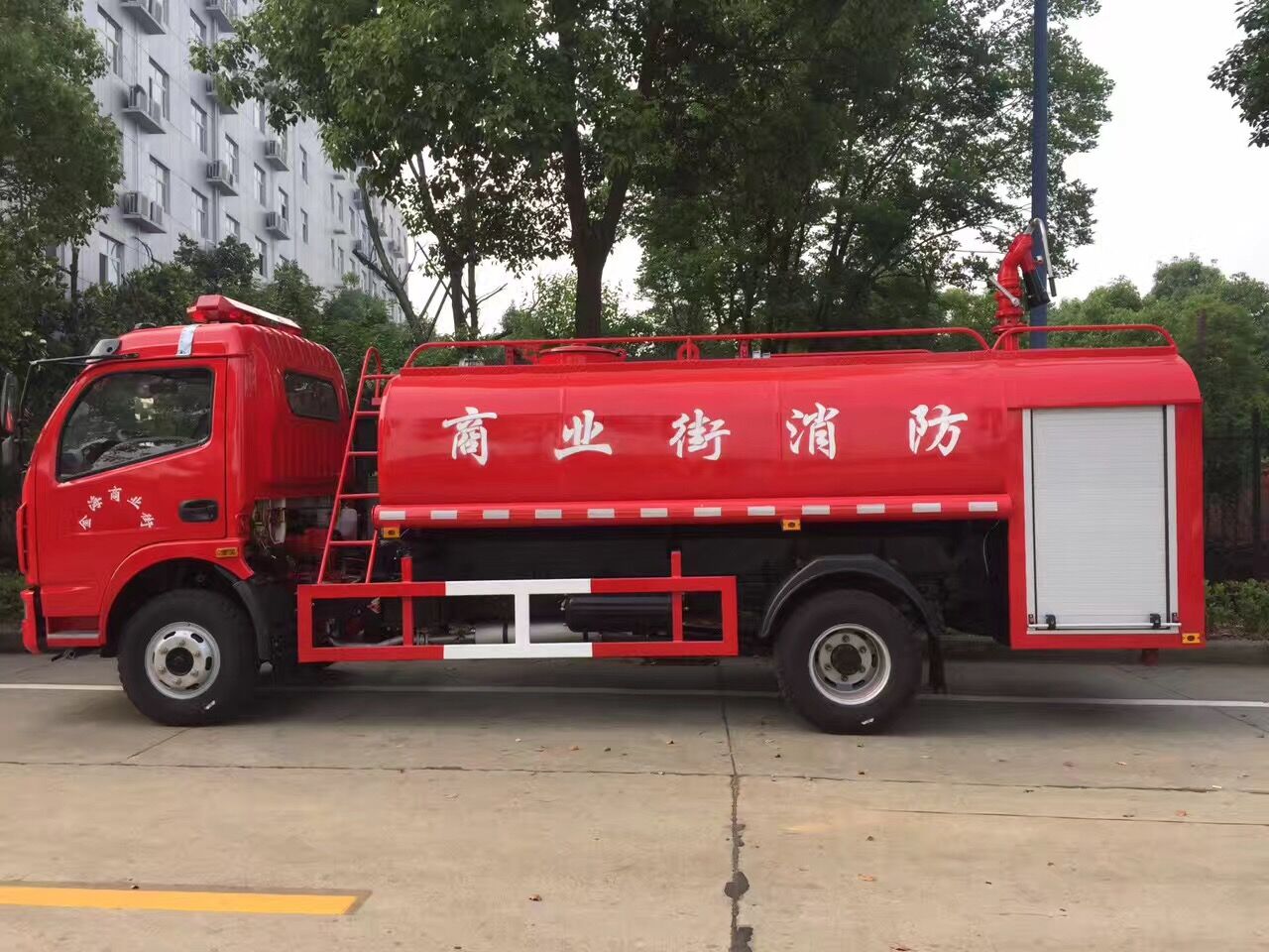 10吨消防灭火车优惠价_东风145型消防洒水车价格