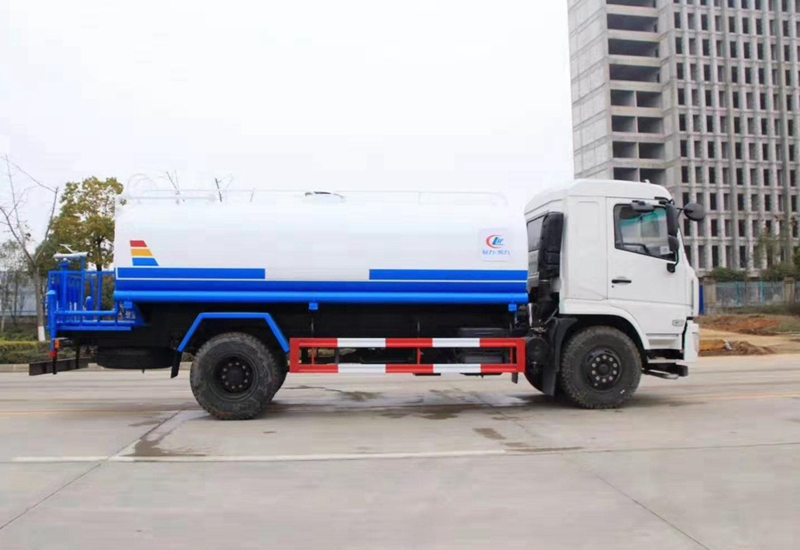 东风专底新款15吨绿化喷洒车_12方水罐车