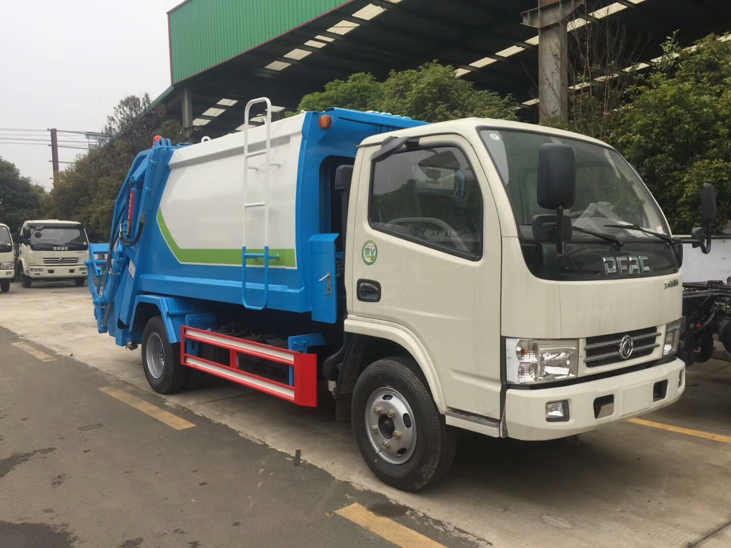 七方垃圾车_东风天锦勾臂垃圾车_压缩垃圾车多少钱