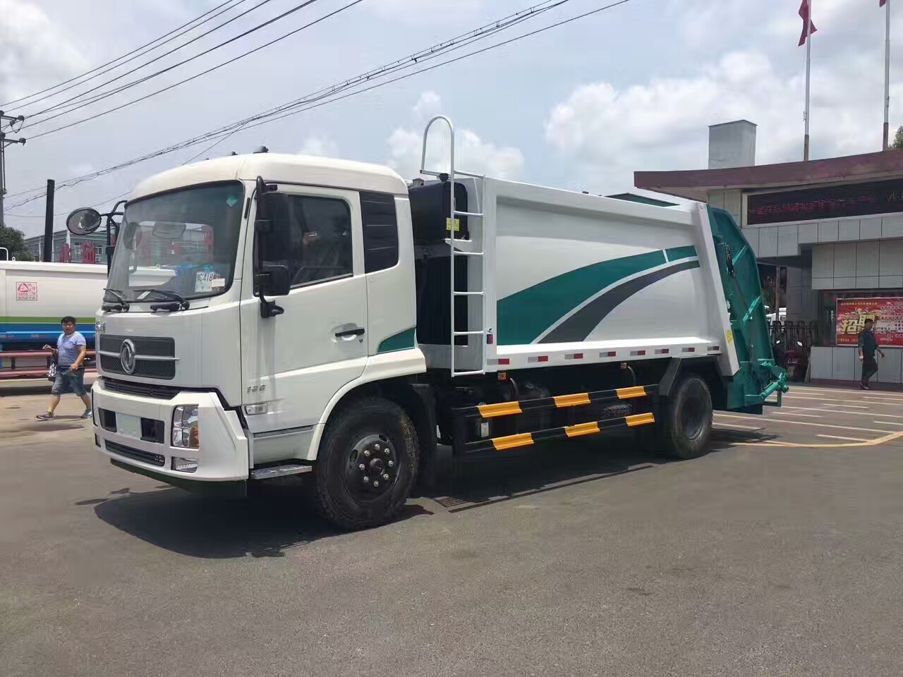 小型勾臂式垃圾车_东风挂桶垃圾车_垃圾车挂桶价格