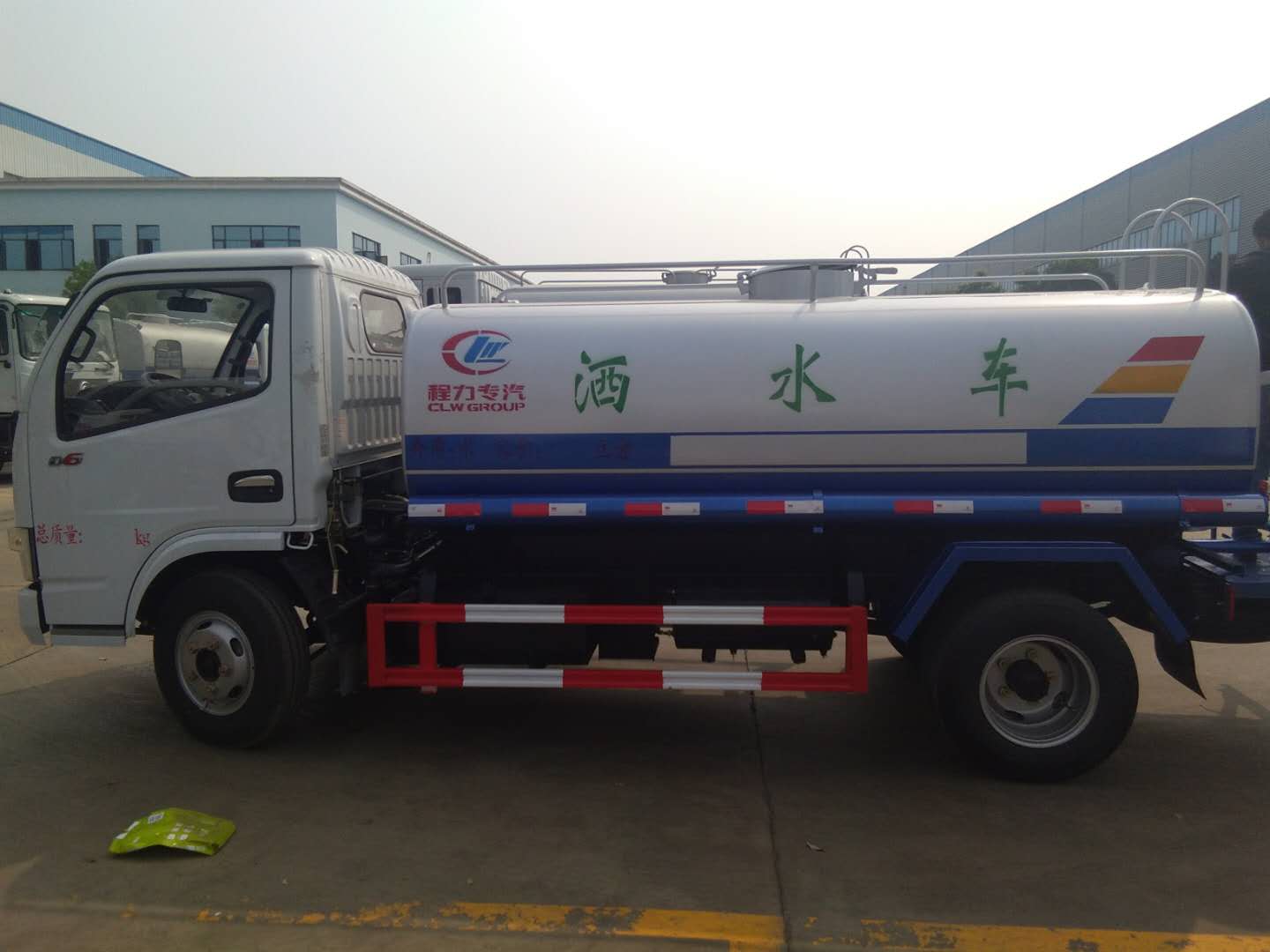 东风多利卡五吨洒水车_5吨油罐车