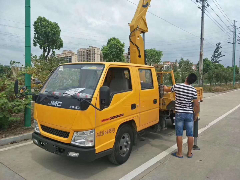 蓝牌双排五十铃随车吊多少钱-随车吊选哪个厂家好啊