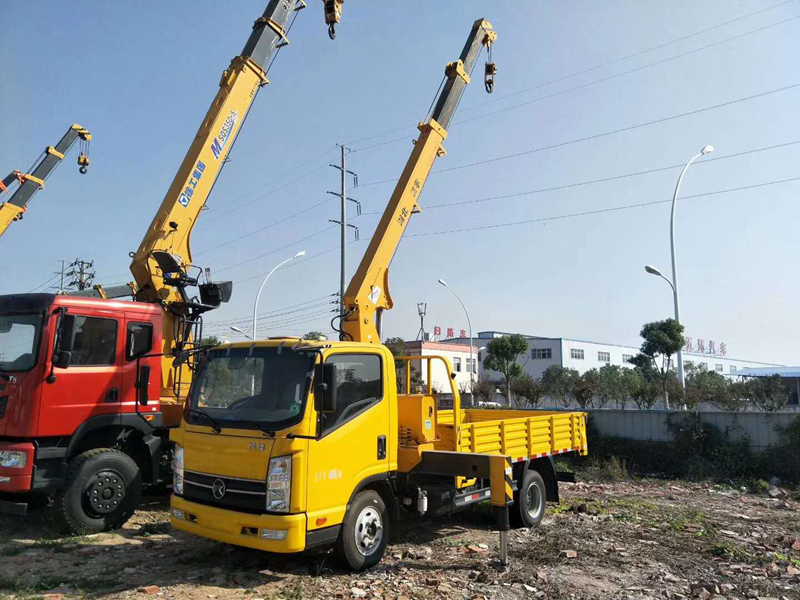 凯马带副变速蓝牌随车吊多少钱_徐工5吨随车吊车价格