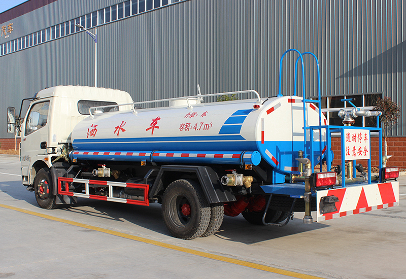 八吨东风多利卡洒水车_8方水罐车