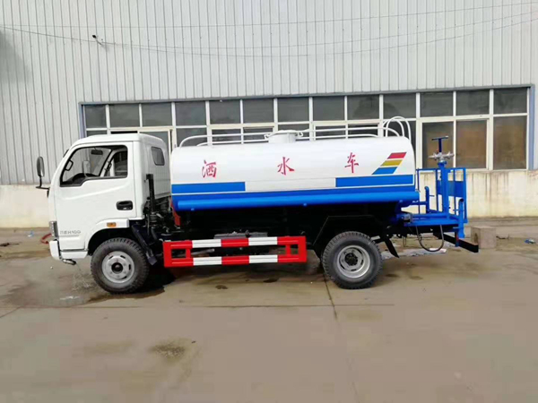 5吨水罐车价格_东风多利卡5吨绿化喷洒车