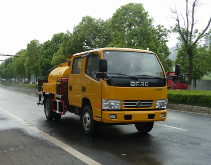 沥青洒布车代理8吨天锦沥青撒布车